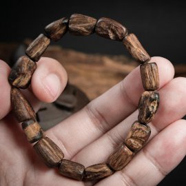 Vòng Trầm Hương Núi Rin Dầu
